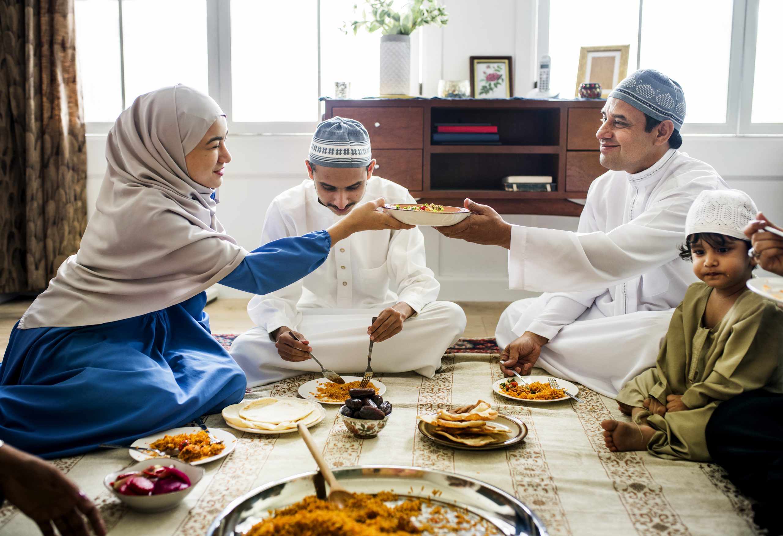 Можно ли близость с женой в рамадан. Мусульманская семья. Арабская семья. Традиционная мусульманская еда. Традиции мусульман в семье.